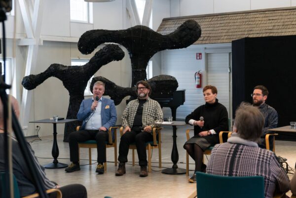 Jouni Haajanen (vas.), Markku Salo, Kirsti Doukas ja Harri Koskinen Nuutajärven lasiseminaarissa 24.2.2023.